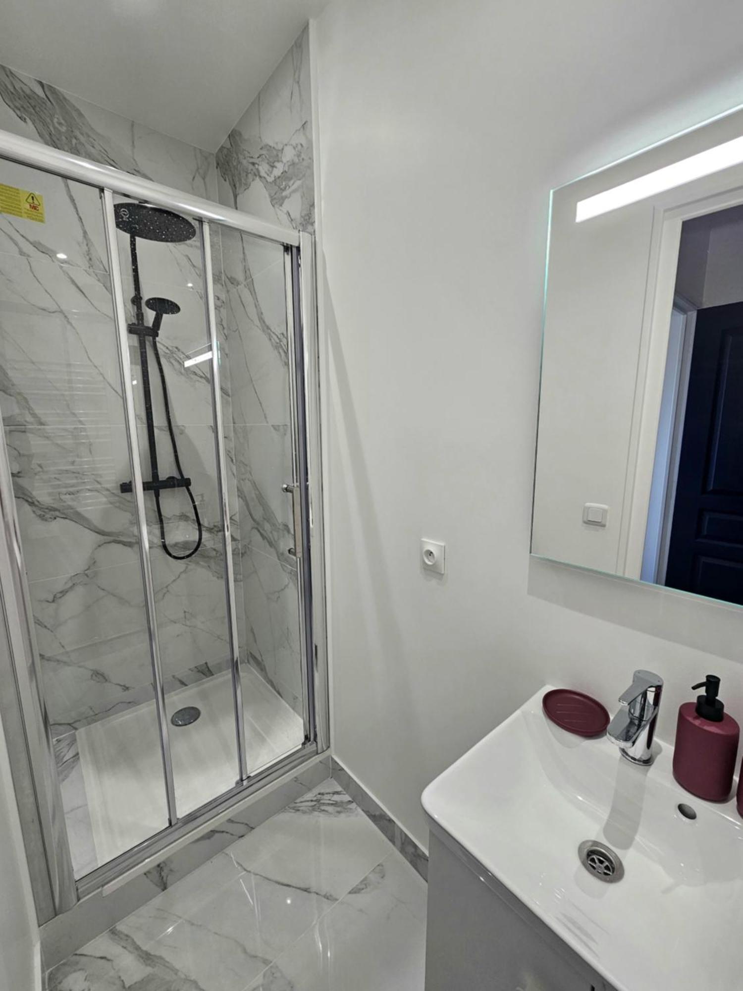 Maison Spacieuse Privatisee Ou A La Chambre - Places De Parking Saint-Michel  Buitenkant foto